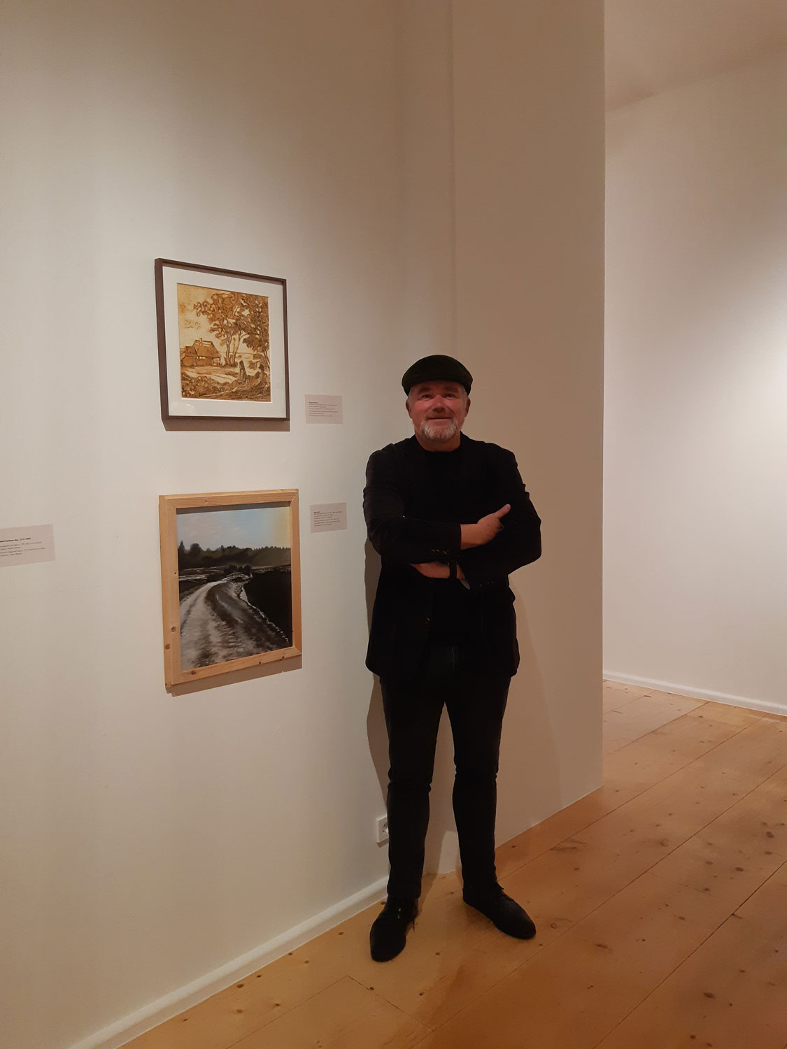 Arjan Bosch naast zijn werk In Museum Haarlem - 2021